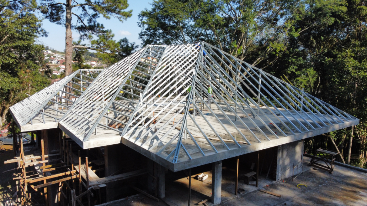 casa com estrutura de telhado em steel frame