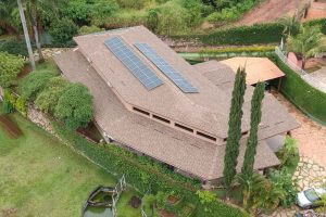 instalação-painel-solar-no-telhado-shingle