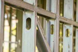 Pré furos de instalação no Steel Frame