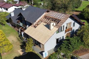 instalação de telhado shingle em casa de alvenaria